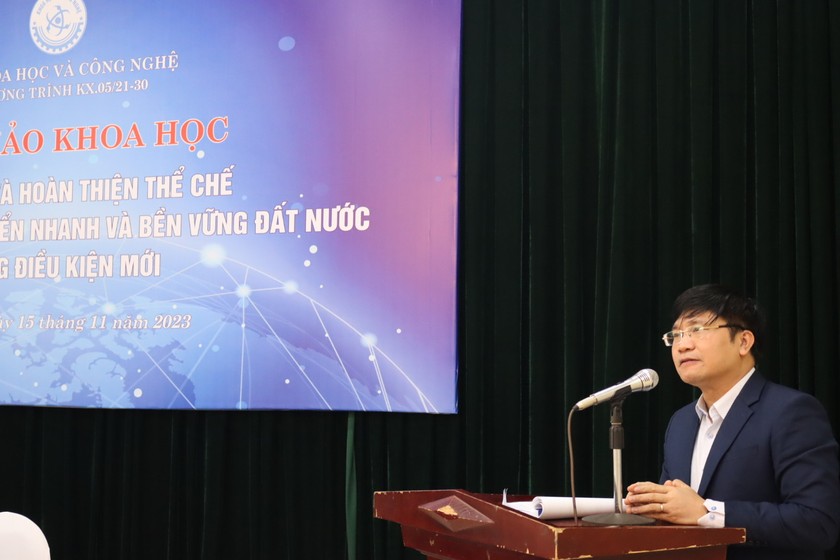 Viện trưởng Viện Chiến lược và Khoa học pháp lý Nguyễn Văn Cương chia sẻ tại hội thảo.