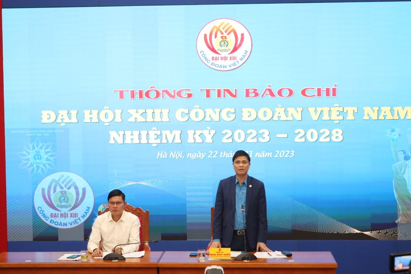 Phó Chủ tịch Tổng LĐLĐ Việt Nam Ngọ Duy Hiểu thông tin tại họp báo. (ảnh: PV)