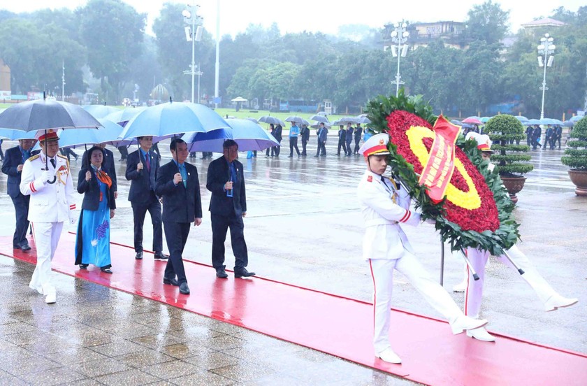 Các đại biểu dự Đại hội XIII Công đoàn Việt Nam nhiệm kỳ 2023-2028 đã vào Lăng viếng Chủ tịch Hồ Chí Minh.