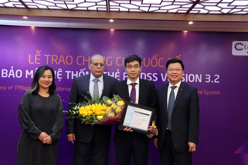 CEO của ControlCase trao chứng chỉ bảo mật PCI DSS 3.2 cho TPBank và nhận định TPBank là một trong những nhà băng có tốc độ phát triển ngân hàng số đáng kinh ngạc nhất tại Việt Nam
 
