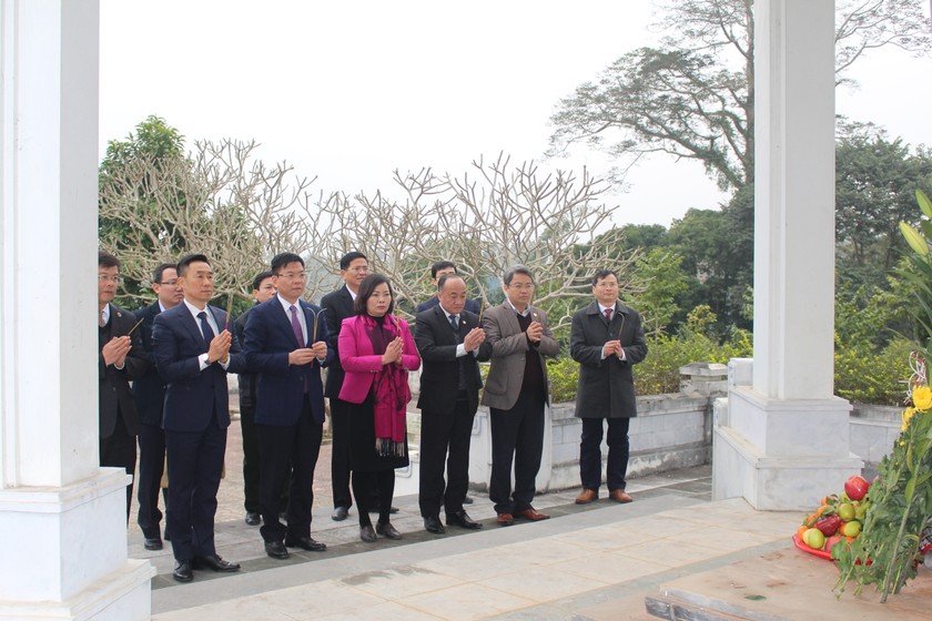 Bộ trưởng Tư pháp Lê Thành Long cùng đoàn công tác của Bộ Tư pháp đã tới dâng hương tại Khu di tích lịch sử Bộ Tư pháp tại thôn Mới, xã Minh Thanh, huyện Sơn Dương, tỉnh Tuyên Quang