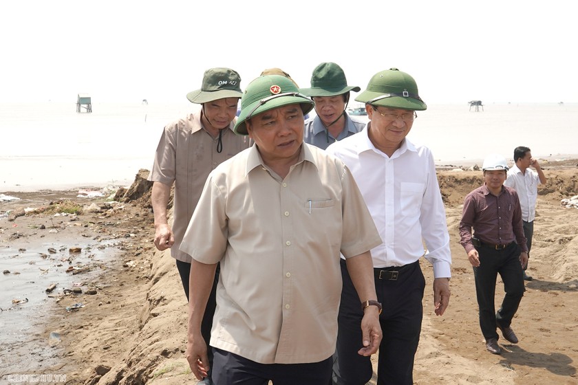 Thủ tướng thị sát, kiểm tra việc thi công, triển khai dự án cao tốc Trung Lương-Mỹ Thuận và công tác phòng chống sạt lở