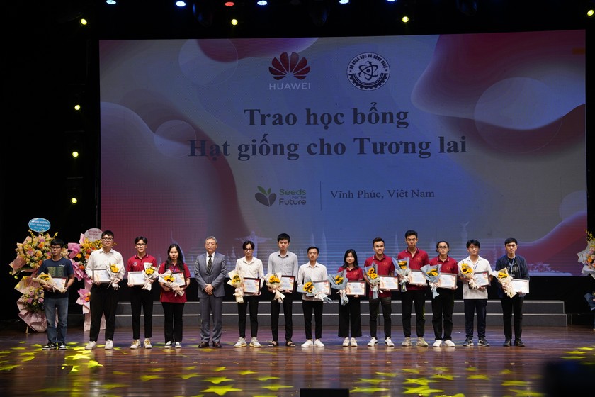 Ông Fang Yu - Phó Tổng Giám đốc Huawei Việt Nam trao tặng học bổng cho các sinh viên tài năng tại Techfest Vĩnh Phúc 2022.