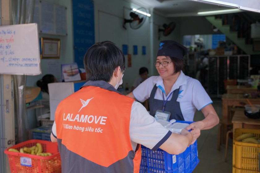 Mang 'Quán cơm Yên vui & Nụ cười' đến hàng nghìn người khó khăn và đối tác tài xế ảnh 3