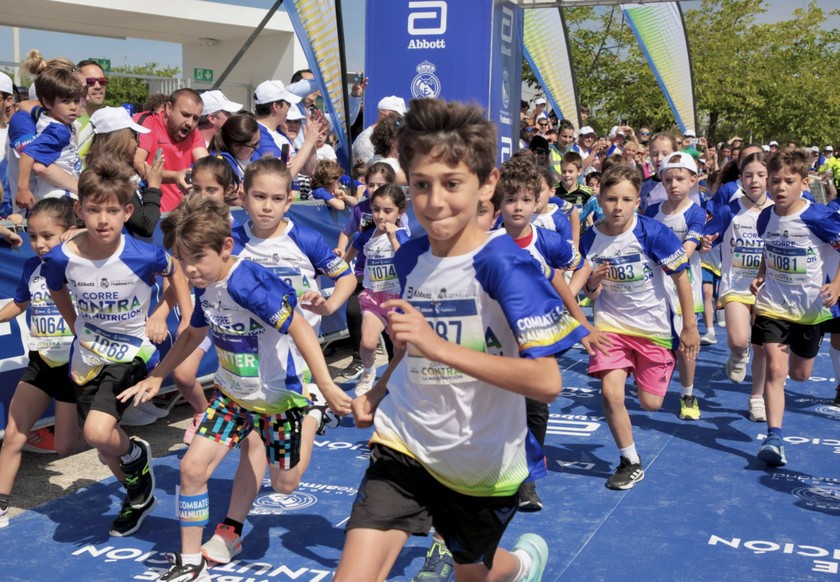 Người lớn và trẻ em cùng tham gia giải “Chạy để đẩy lùi suy dinh dưỡng” tại Madrid, Tây Ban Nha