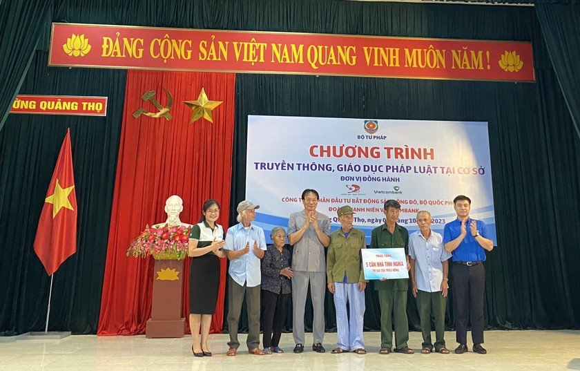Đoàn Thanh niên Bộ Tư pháp và các nhà tài trợ trao tặng 05 căn nhà tình nghĩa cho các gia đình chính sách, hộ nghèo trên địa bàn phường Quảng Thọ, thành phố Sầm Sơn ảnh 3
