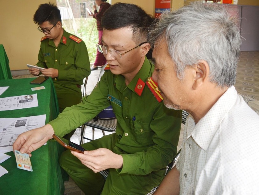 Công an xã Minh Khai, huyện Hưng Hà, tỉnh Thái Bình hướng dẫn Nhân dân trên địa bàn xã truy cập vào phần mềm VneID