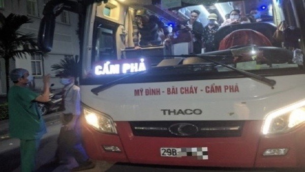 CSGT Quảng Ninh phối hợp với các lực lượng kiểm tra y tế với người ngồi trên xe khách, đã phát hiện người có biểu hiện nghi nhiễm Covid-19