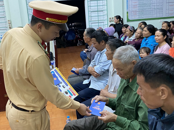 Đại diện đội CSGT Công an huyện Ba Chẽ tuyên truyền luật về ATGT đường bộ tới bà con nhân dân.