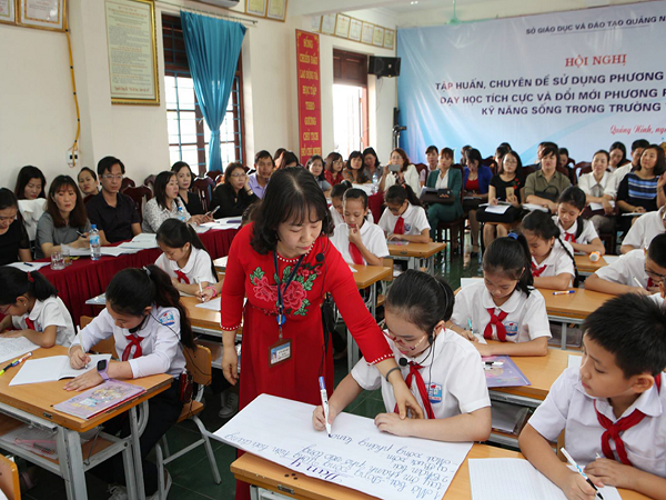 Một buổi tập huấn về dạy học tích cực của giáo viên tại Trường tiểu học Yên Thanh, TP Uông Bí.