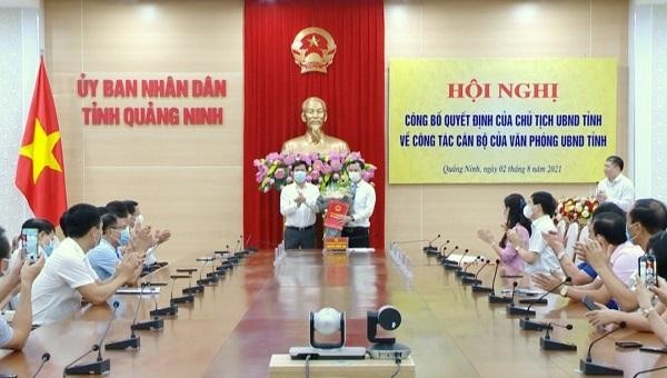 Chủ tịch UBND tỉnh Quảng Ninh trao quyết định bổ nhiệm Chánh Văn phòng UBND tỉnh cho ông Phạm Hồng Biên.
