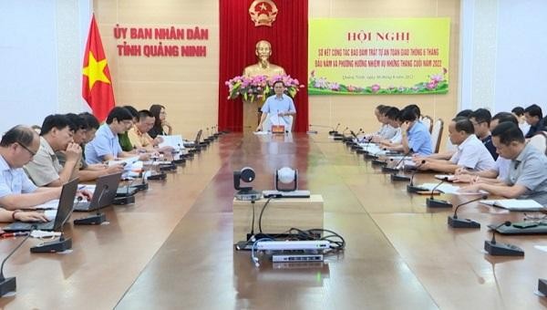Phó Chủ tịch UBND tỉnh Quảng Ninh Bùi Văn Khắng, Phó Trưởng ban Phụ trách Ban ATGT phát biểu chỉ đạo Hội nghị.