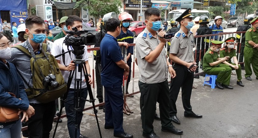 Lực lượng thi hành án dân sự tỉnh Quảng Ninh phối hợp các lực lượng tiến hành cưỡng chế thu hồi tài sản liên quan tín dụng, ngân hàng.