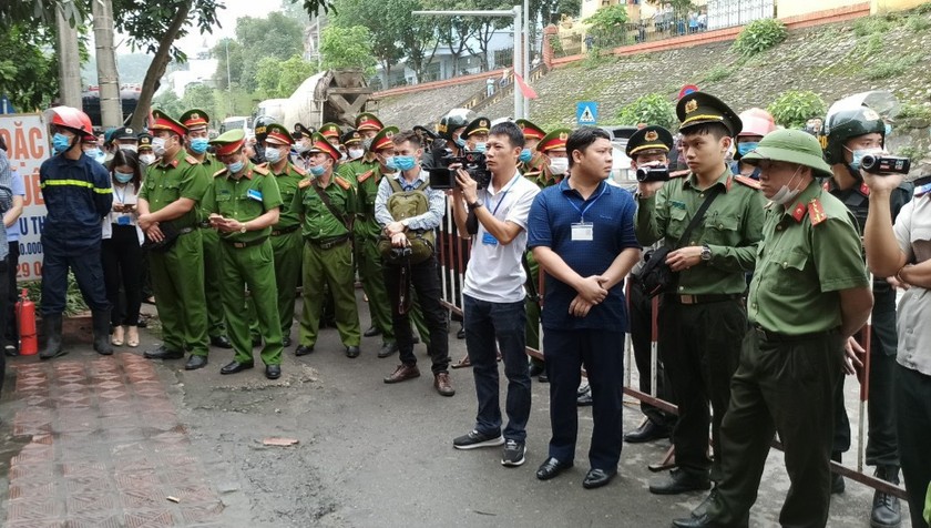 Lực lượng thi hành án dân sự tỉnh Quảng Ninh phối hợp các lực lượng tiến hành cưỡng chế thu hồi tài sản liên quan tín dụng, ngân hàng.