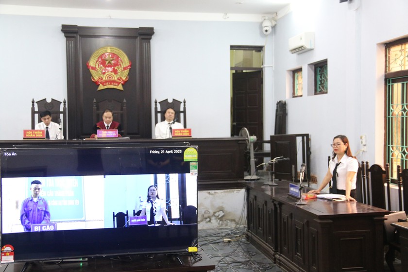 Trợ giúp viên của Trung tâm TGPL nhà nước tỉnh Hưng Yên (người đứng) tham gia bào chữa, bảo vệ quyền lợi cho bị cáo là trẻ em tại một phiên tòa.