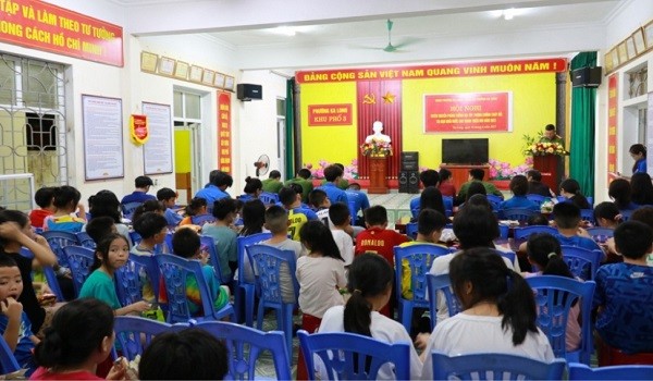 Công an phường Ka Long (TP Móng Cái), tuyên truyền kiến thức pháp luật, cho học sinh trong dịp hè.