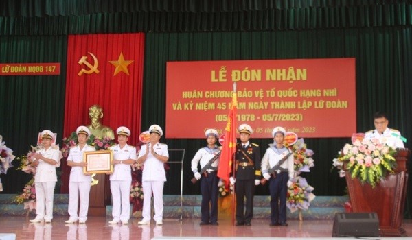 Chuẩn Đô đốc Phan Tuấn Hùng, Phó Tư lệnh Quân chủng Hải quân, trao tặng Huân chương Bảo vệ Tổ quốc hạng Nhì cho Lữ đoàn 147.