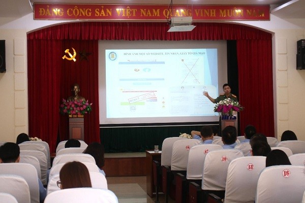  Công an tỉnh Quảng Ninh truyền đạt các nội dung và đặc điểm tội phạm lừa đảo trên mạng xã hội.