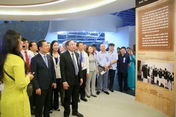 Bí thư tỉnh Quảng Ninh Nguyễn Xuân Ký cùng các đại biểu thăm khu triển lãm ảnh 9 lần Bác Hồ về thăm Quảng Ninh.