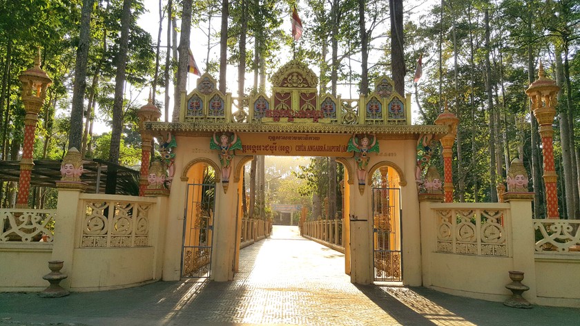 Cổng vào chùa (Ảnh: thamhiemmekong.com)