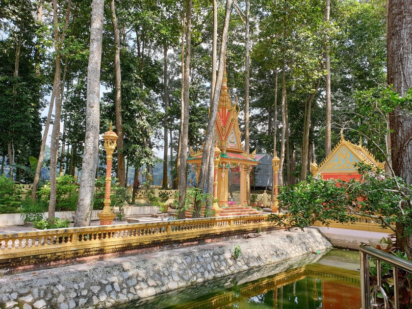 Khuôn viên chùa (Ảnh: thamhiemmekong.com)