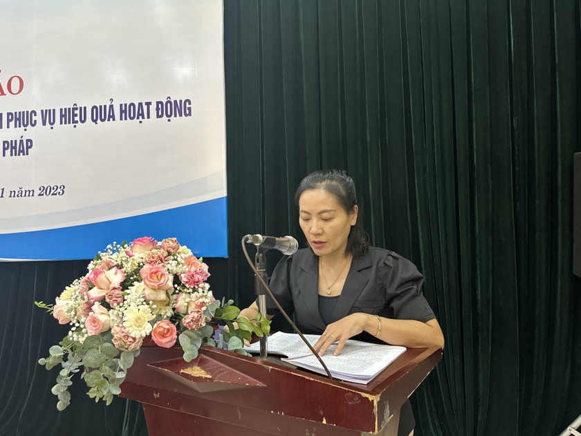 Bà Trịnh Thị Hương Giang - Phó Giám đốc Trung tâm mạng xã hội Báo Pháp luật Việt Nam trình bày tham luận tại hội thảo