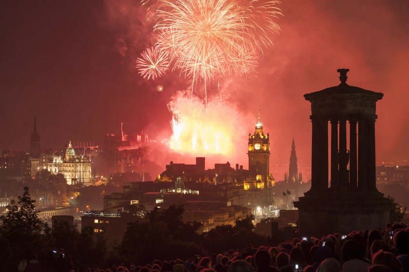 Pháo hoa chỉ là một phần trong lễ kỷ niệm Hogmanay nổi tiếng thế giới của Edinburgh