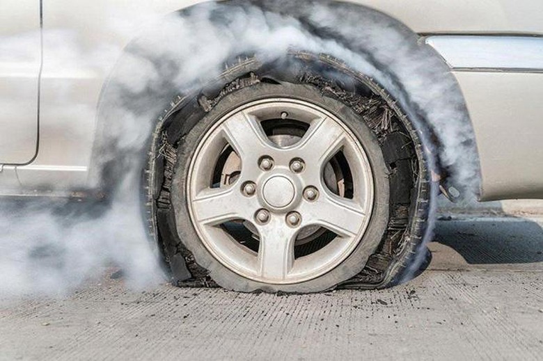 Xử lý thế nào khi xe bị nổ lốp bất ngờ 