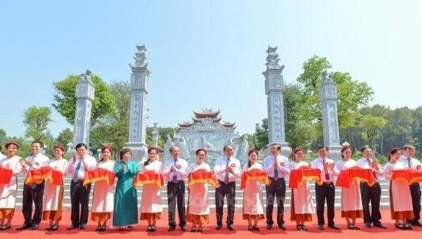 Các đồng chí lãnh đạo Đảng, Nhà nước, tỉnh Nghệ An và các địa phương, cùng đơn vị đồng hành thực hiện nghi thức cắt băng khánh thành Đền Chung Sơn