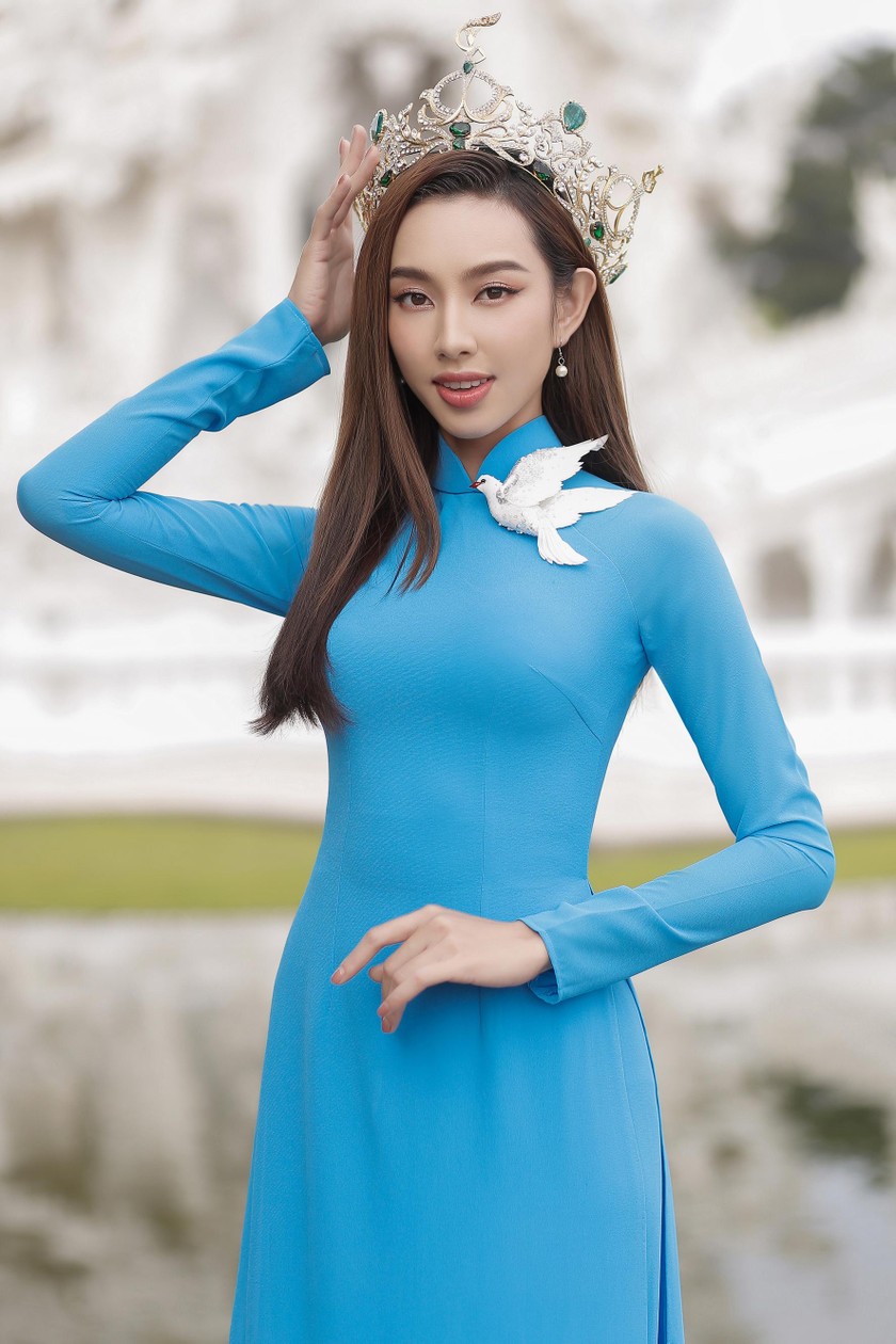 Hoa hậu Thùy Tiên xuất hiện nền nã trong tà áo dài truyền thống ...