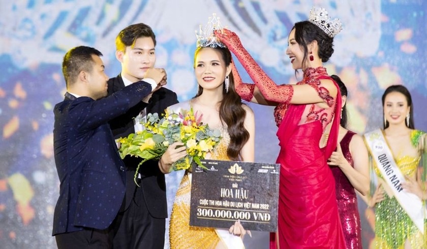 Hoa hậu Ngọc Diễm trao lại vương miện sau 14 năm.