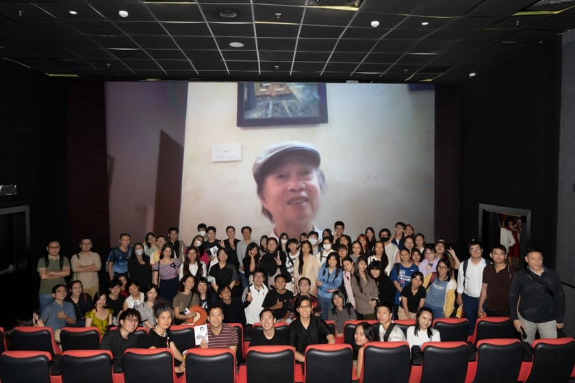 Đạo diễn Đặng Nhật Minh giao lưu trực tuyến với khán giả. ảnh 1
