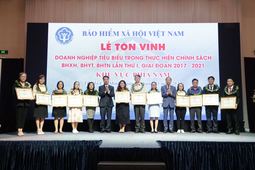 Ông Nguyễn Thế Mạnh - Tổng Giám đốc BHXH Việt Nam và Phó Chủ tịch VCCI Hoàng Quang Phòng trao tặng Bằng khen cho các DN