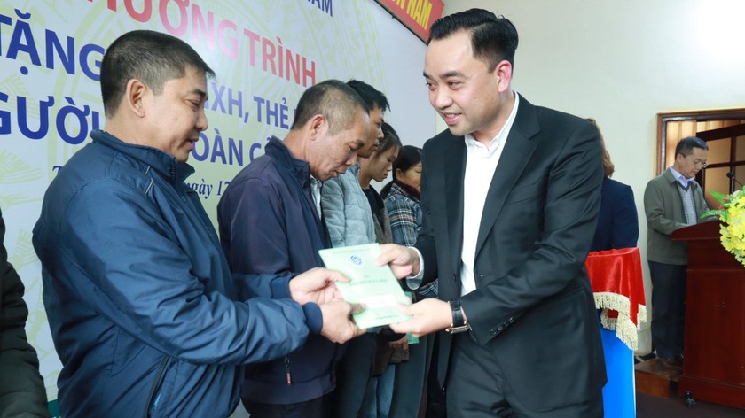 Phó Chủ tịch chuyên trách HĐQL BHXH Nguyễn Văn Cường trao tặng sổ BHXH, thẻ BHYT tới người dân