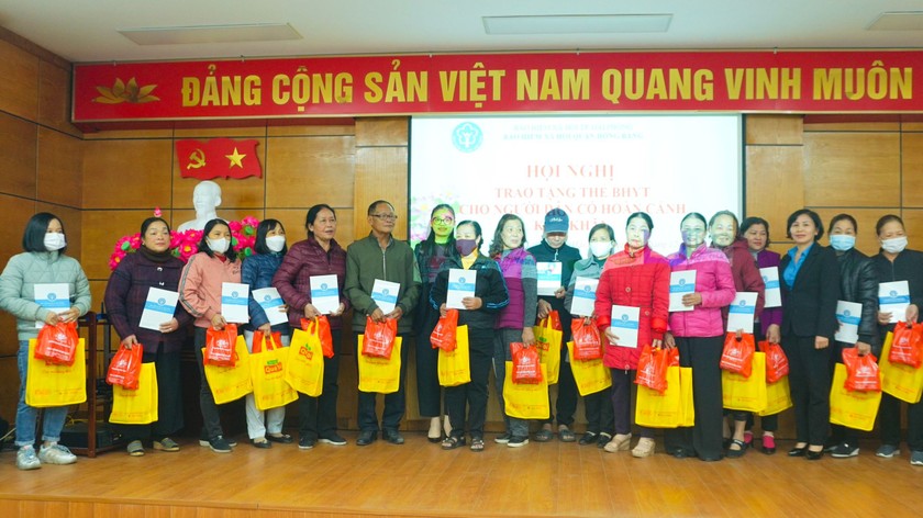 Trao tặng 500 thẻ BHYT và các phần quà thiết yếu cho người có hoàn cảnh khó khăn trên địa bàn quận Hồng Bàng.