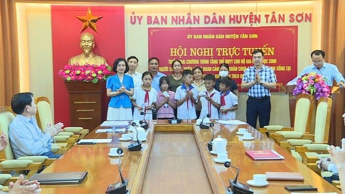 Tặng thẻ BHYT cho học sinh tại huyện Tân Sơn, Phú Thọ.