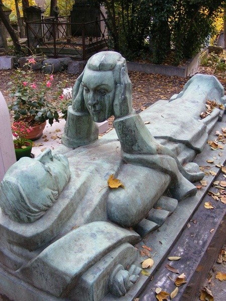 Fernand là một nhạc công và diễn viên, qua đời tại Paris và được chôn cất tại khu mộ Pere-Lachaise. Ông có mong muốn rằng sẽ mãi mãi được ngắm nhìn khuôn mặt vợ mình. Nghệ sĩ điêu khắc Adolphe Wansart đã giúp ông hoàn thành tâm nguyện với ngôi mộ mang hình hài người đàn ông đang nằm, hai tay giữ chặt đầu một phụ nữ. Ảnh: mysendoff.