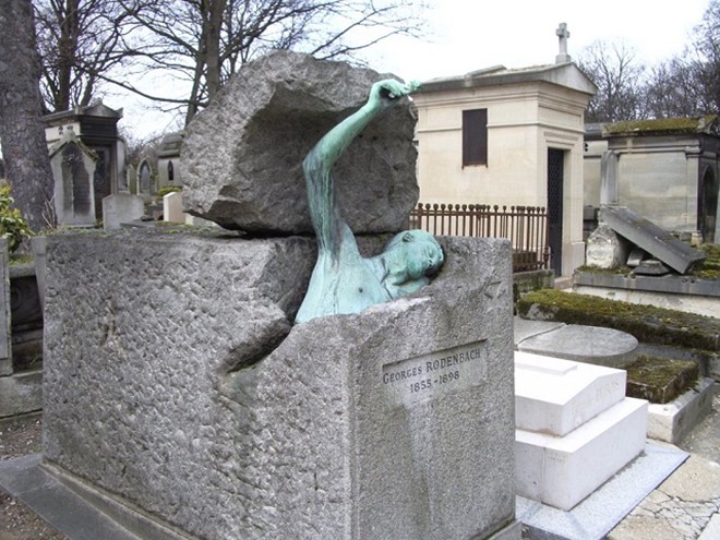 Lăng mộ của Georges Rodenbach – một nhà văn người Bỉ mang hình một người đàn ông đang nhoài nửa người ra khỏi mộ với một bông hồng trên tay. Mộ này nằm tại khu mộ Pere Lachaise thuộc thủ đô nước Pháp. Tương truyền, bức tượng này như một biểu tượng cho tác phẩm Bruges-la-Morte của ông, kể về một người đàn ông khóc thương người vợ đã mất của mình. Ảnh: panoramio.
