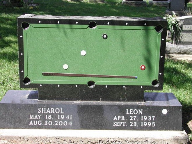 Ngôi mộ của hai vợ chồng Leon và Sharol Gossett mang hình một chiếc bàn bi-a. Mộ này được đặt tại khu mộ Floral Hill thuộc hạt Iroquois, bang Illinois, Mỹ. Ảnh: pinterest.