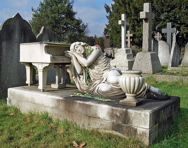 Gladys Spencer là một nữ nghệ sĩ nổi tiếng, qua đời vào năm 1931. Ngôi mộ của bà được đặt tại khu mộ City of London (Thành phố London) ở thủ đô nước Anh. Trên mộ là tượng một người phụ nữ đang khẽ ngả đầu vào cây đàn piano của mình. Ảnh: pinterest.