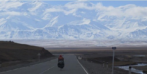 Cảnh tượng đẹp như tranh mở ra trước mắt khi Matt đang rời Kazakhstan để tiến vào địa phận Trung Quốc.