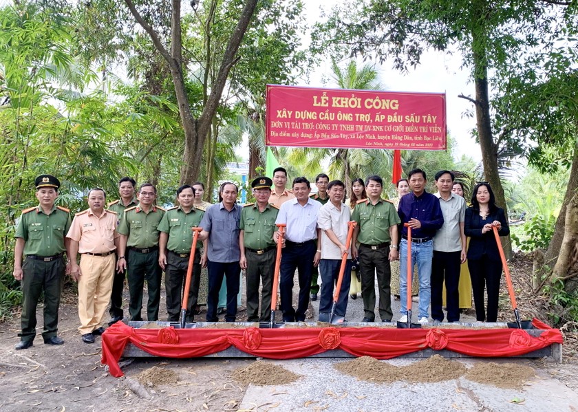 Công an hỗ trợ xây dựng cầu trong vùng đồng bào Khmer ảnh 2