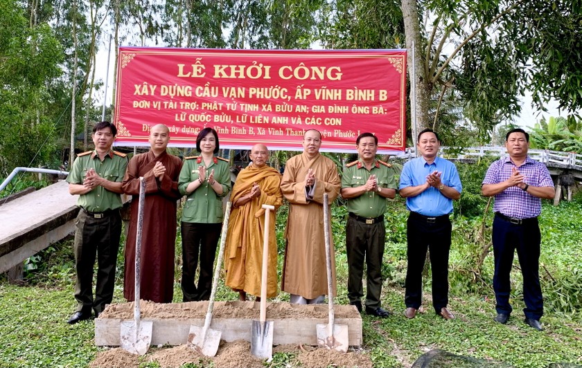 Công an Bạc Liêu và đồng bào Phật giáo chung tay xây dựng nông thôn mới ảnh 2