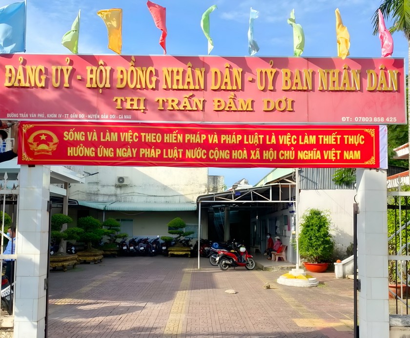 Đảng ủy, HĐND, UBND thị trấn Đầm Dơi (tỉnh Cà Mau) hưởng ứng Ngày Pháp luật nước Cộng hòa xã hội chủ nghĩa Việt Nam.