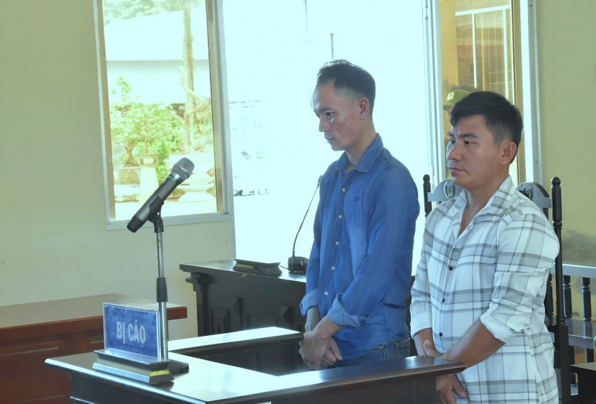 Bị cáo Đặng Phi Thòn (áo xanh) cùng Đặng Trung Hiếu tại phiên tòa sơ thẩm.