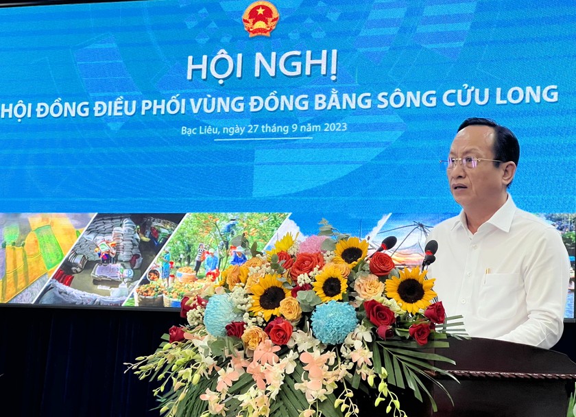 Ông Phạm Văn Thiều - Phó Bí thư Tỉnh ủy, Chủ tịch UBND tỉnh Bạc Liêu phát biểu tham luận tại Hội nghị.