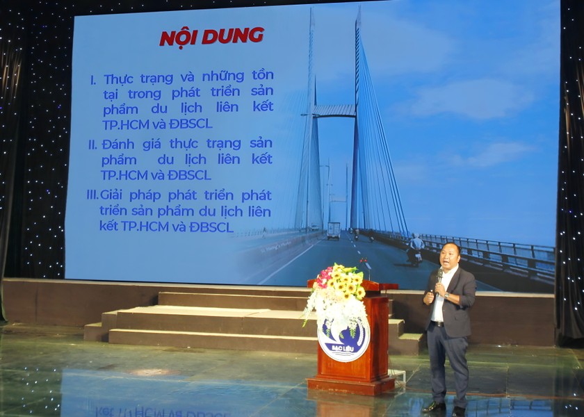Ông Phan Đông Nhựt - đại diện Sở Du lịch TP. HCM, báo cáo, đánh giá những tồn tại trong phát triển sản phẩm du lịch liên kết TP. HCM và Đồng bằng Sông Cửu Long. ảnh 2