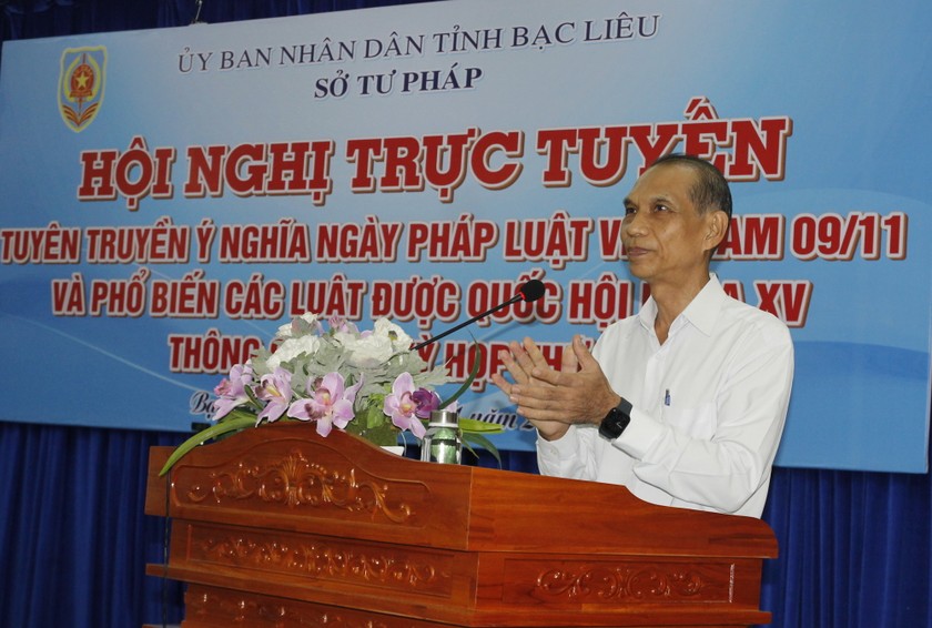 Ông Trần Minh Đức - Phó Giám đốc Sở Tư pháp, Phó Chủ tịch Hội đồng phổ biến, giáo dục pháp luật tỉnh Bạc Liêu phát biểu ôn lại ý nghĩa Ngày Pháp luật Việt Nam.