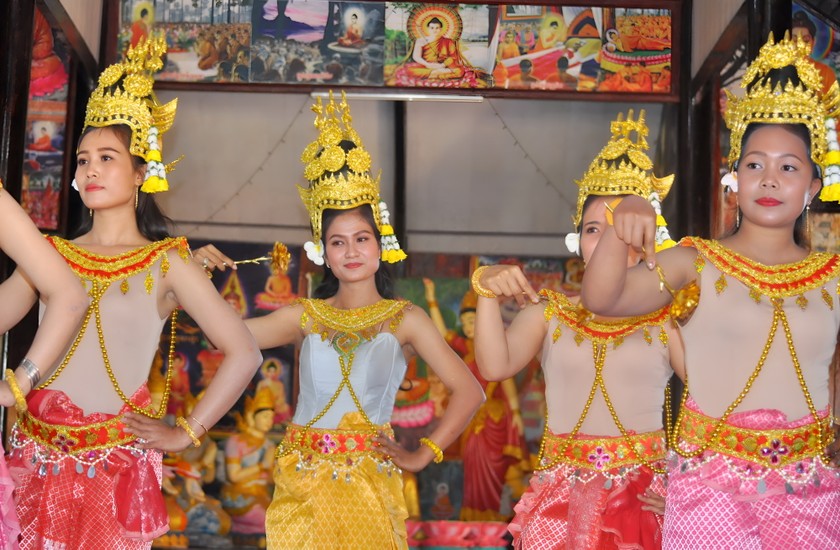 Bảo tồn phát huy các loại hình nghệ thuật dân tộc Khmer như: hát Dù - kê, nhạc ngũ âm,… và các Lễ hội truyền thống đồng bào dân tộc Khmer như Lễ hội Chôl Chnăm Thmây, Tết dolta,… phục vụ nhu cầu thưởng thức của du khách.