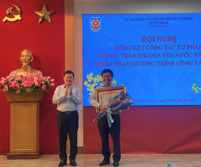 Thứ trưởng Bộ Tư pháp Mai Lương Khôi trao bằng khen của Thủ tướng Chính phủ cho Giám đốc Sở Tư pháp TPHCM Huỳnh Văn Hạnh tại Hội nghị